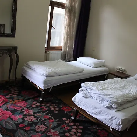 تشامبرز اوف ذا بوهيم بيت شباب