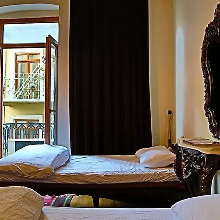 Hostel Chambers Of The Boheme