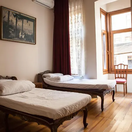 Chambers Of The Boheme Hostel *