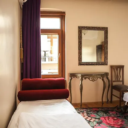 Chambers Of The Boheme Hostal *