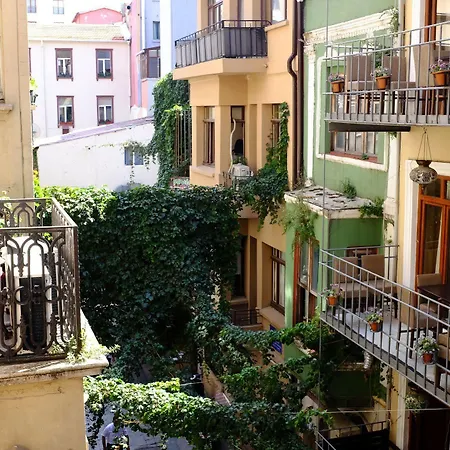 Hostal Chambers Of The Boheme *